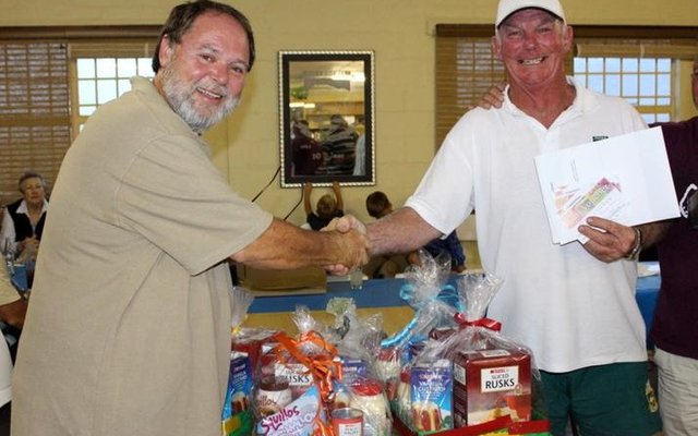 Voorsitter Frans Claassen (links) wens vir Brian McFarlain geluk met sy â€œmagdomâ€ van pryse wat hy verower het. 